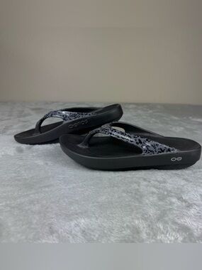 OOfOS Women's OOlala Limited Sandals - Grey Leopard sz 7